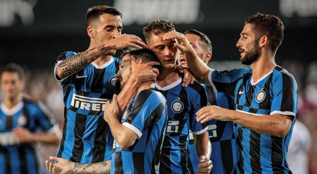 L'esultanza dell'Inter dopo la vittoria sul Valencia
