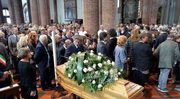 Addio a Giorgio Faletti, in 5mila ai funerali ad Asti