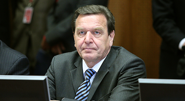 Coronavirus, l'ex cancelliere tedesco Schroeder: «Sì agli Eurobond, è l'ora del debito comune»