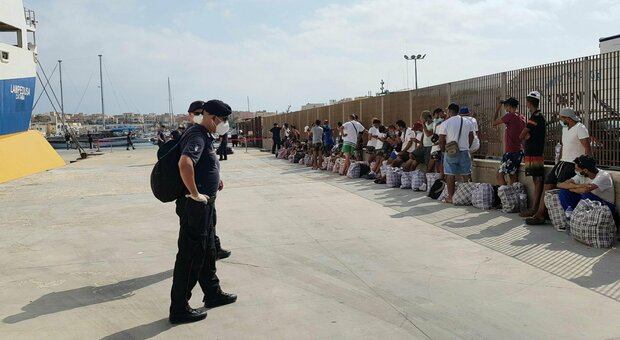 Migranti, Musumeci firma l'ordinanza: «Via i profughi dalla Sicilia entro domani»