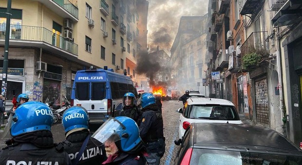 Gli scontri tra tifosi dell'Eintracht e la polizia a Napoli