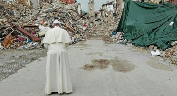 Papa Francesco nella sua visita dei mesi scorsi ad Amatrice