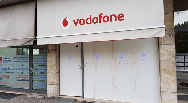 Il negozio Vodafone dopo la "spaccata"
