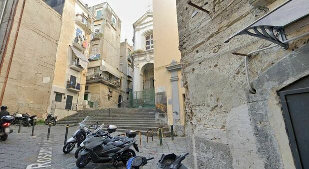 Napoli, sassaiola contro agenzia funebre ai Quartieri spagnoli