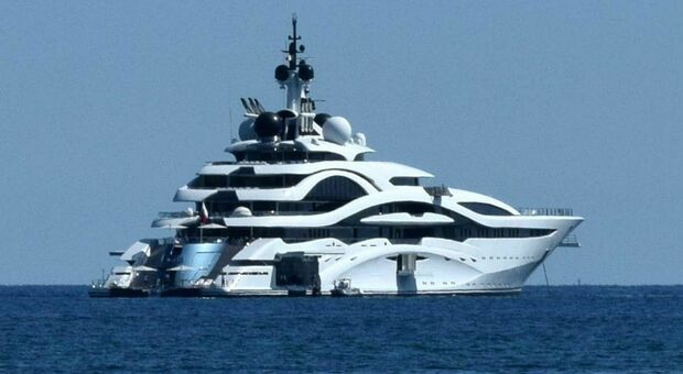 Il megayacht dell'emiro del Qatar davanti la costa adriatica: tre mogli, 13 figli e un gioiello da mezzo miliardo di dollari