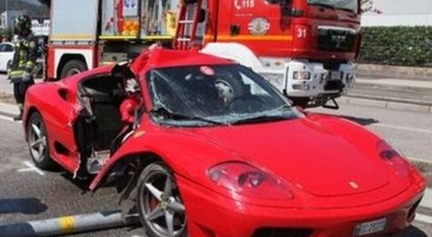 La Ferrari incidentata (foto da Youreporter)