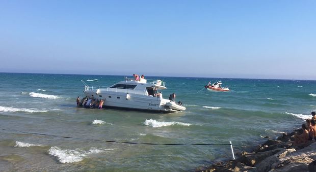 Barca spiaggiata a Sperlonga: bagnanti in fuga e ore di lavoro per riportare il natante in acqua