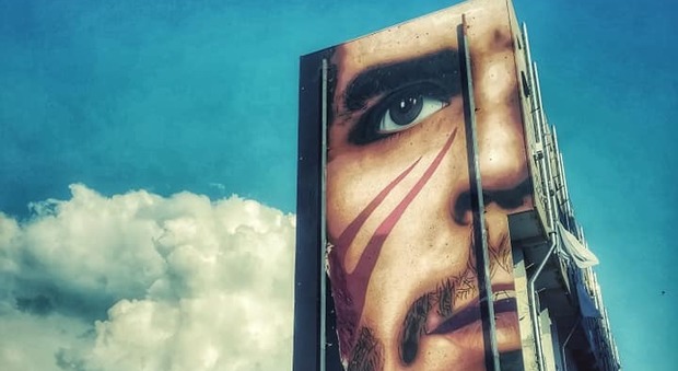 C'è Che Guevara vicino a Maradona: Jorit completa un altro murales nel Bronx di Napoli