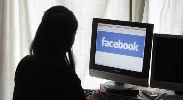 Con un profilo fake adesca 14enne su Facebook e la stupra: rischia sei anni di carcere