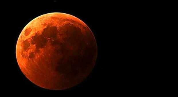 Eclissi di luna l'8 novembre, orario e come osservarla al meglio