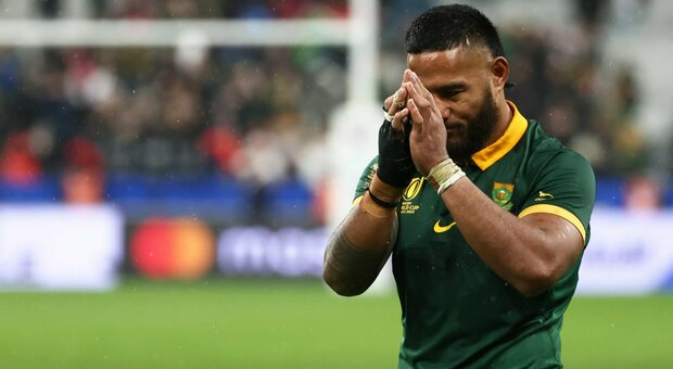 Un giocatore degli Springboks prega dopo la semifinale vinta contro l'Inghilterra