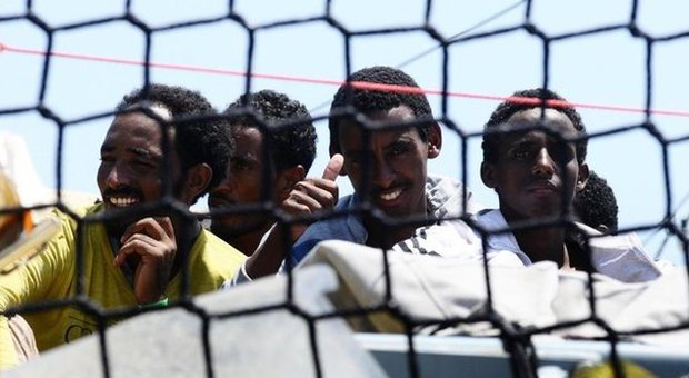 Migranti, Maroni minaccia i sindaci: «Tagli a chi accoglie i clandestini»