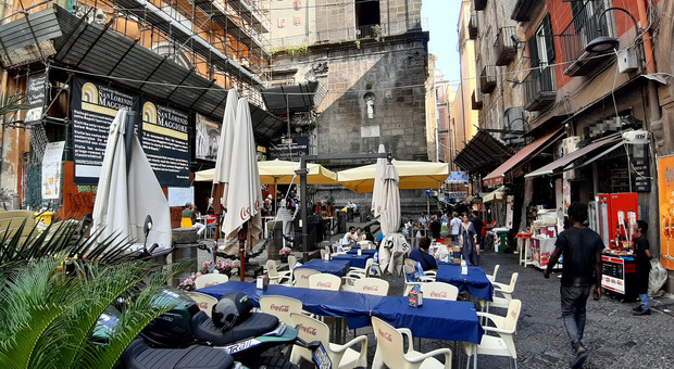 Tavolini nel centro di Napoli