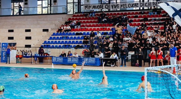 Un'azione del torneo Licei in vasca alla piscina Scandone