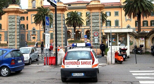 Roma, emergenza ospedali: chiudono i reparti non covid. Allarme infermieri: «Insieme pazienti positivi e negativi, rischio contagi»