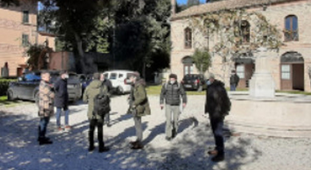 Il regista Fabrizio Costa durante un sopralluogo a San Benedetto