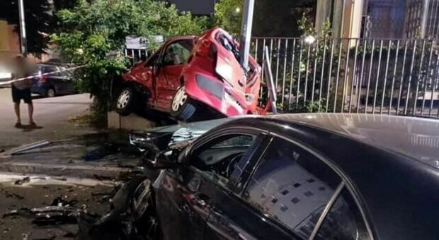 Incidente a Milano, morta una ragazza di vent'anni: 4 feriti, grave l'amico. Lo schianto choc tra due auto
