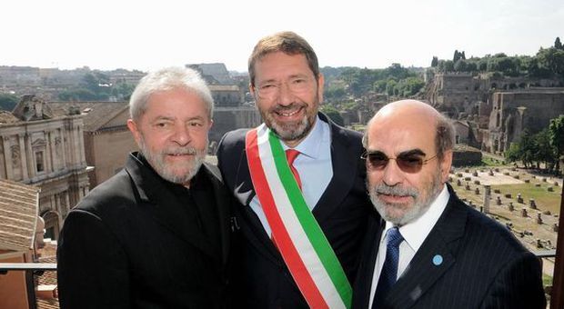 Campidoglio, Marino consegna la Lupa capitolina a ex presidente Brasile Lula