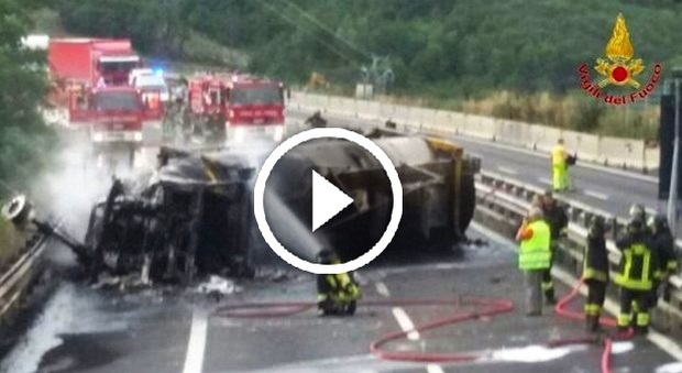 Tir in fiamme, caos e panico sulla A1: autostrada bloccata, code per 4 km