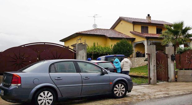 Ragazzina si impicca a 13 anni, tragedia e lutto in Campania