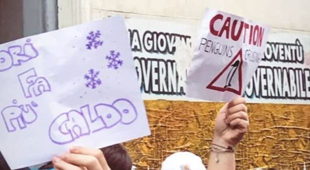 Scuole al freddo, dal Tacito al Plinio: gli studenti protestano in strada