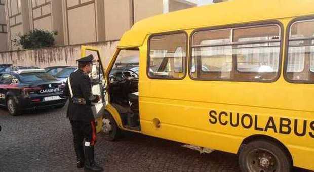 Frontale in curva contro un'auto Scuolabus si ribalta, paura per 5 bimbi