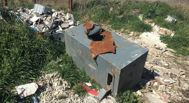 Giugliano: cassaforte abbandonata in una strada di campagna. A chi è stata rubata?