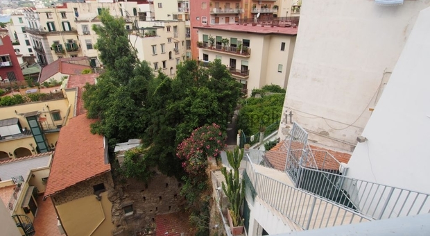 Napoli, infiltrazioni d'acqua nel sottosuolo: a Monte di Dio si apre una voragine