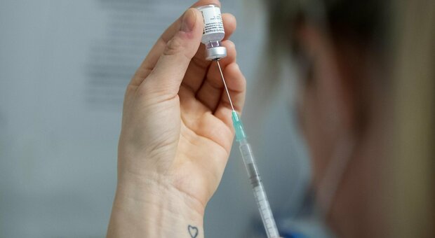 Vaccino, l'allarme dei centri: «Non mancano dosi, ma siringhe di precisione»