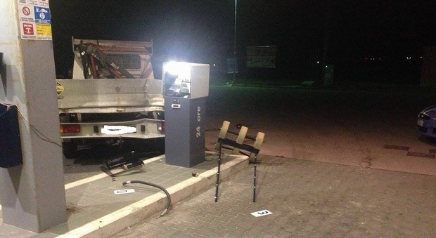 Il furgone danneggiato nel distributore di benzina