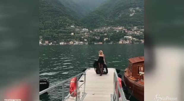 Alessia Marcuzzi in tacchi alti, incidente sul pontile | Video