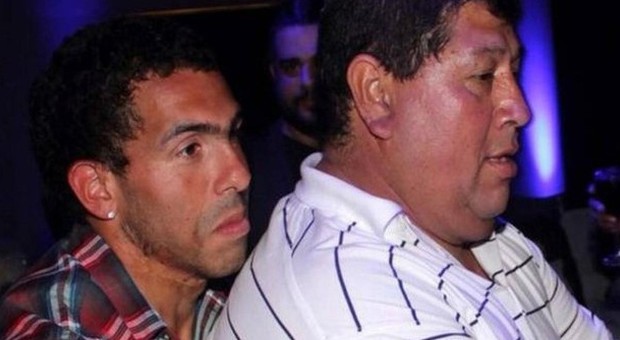 Paura per Carlitos Tevez, sequestrato il papà adottivo. "Liberato, hanno pagato il riscatto"