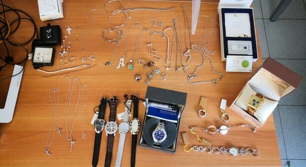 Gli orologi e oggetti preziosi sequestrati dalle Fiamme Gialle a Formia