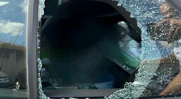 Vandali distruggono il finestrino dell'auto di un turista. L'officina glielo ripara gratis «per fargli conoscere la città con un cuore