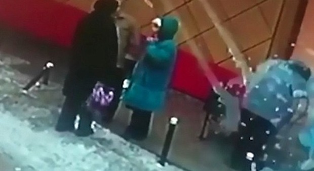 Russia, blocco di neve si stacca da un tetto e colpisce in pieno un'anziana: la donna resta a terra