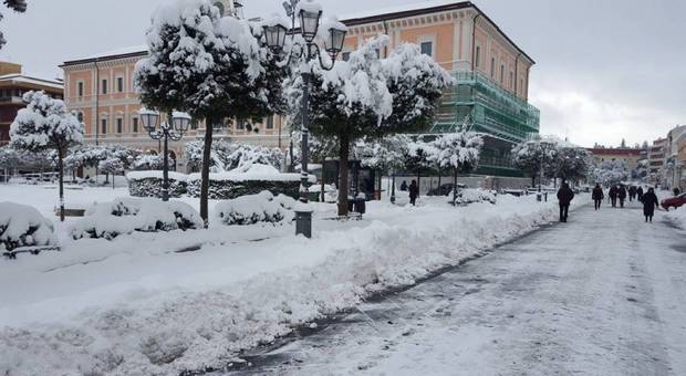 Maltempo, mezza Italia si sveglia con la sorpresa neve: fiocchi di primavera