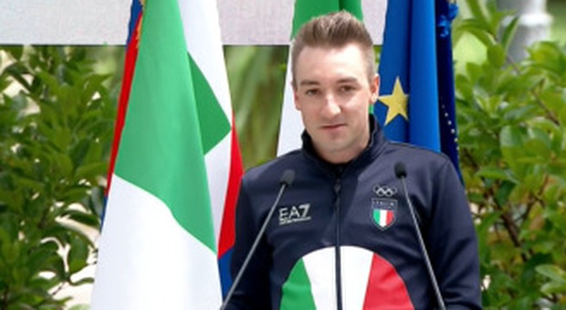 Olimpiadi, il presidente Mattarella consegna la bandiera alle delegazioni «Il nostro cuore è con Alex Zanardi» Video