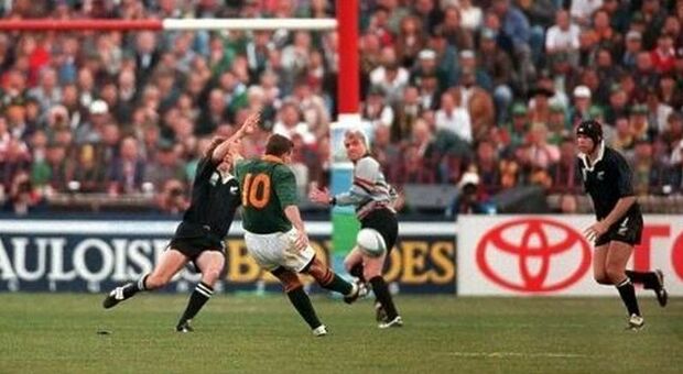 Rugby finale: il Sudafrica vince la Coppa del Mondo, All Blacks ko 15-12 dopo il thriller dei tempi supplementari, Mandela con la maglia del capitano Pienaar