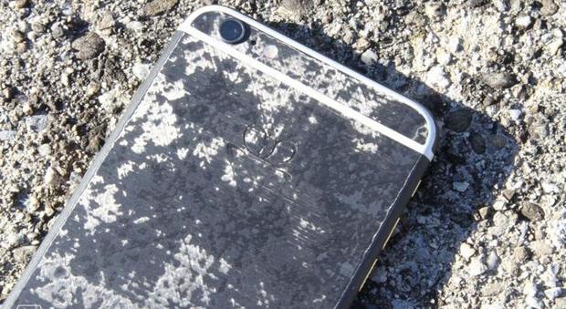 L'iPhone diventa indistruttibile: ecco il (costosissimo) melafonino in fibra di carbonio