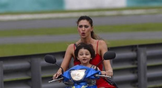 Belen sullo scooter con Santiago ma senza casco. Pioggia di critiche