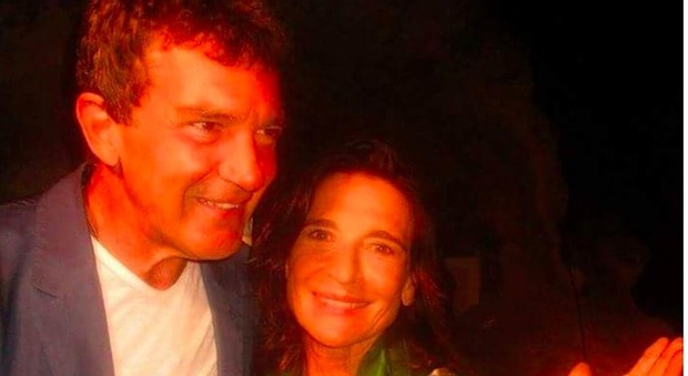 Lina Sastri, un selfie con Banderas alla serata dell'Ischia Global