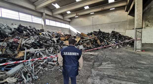 Un capannone pieno di rifiuti tossici scoperto dai carabinieri nel Napoletano