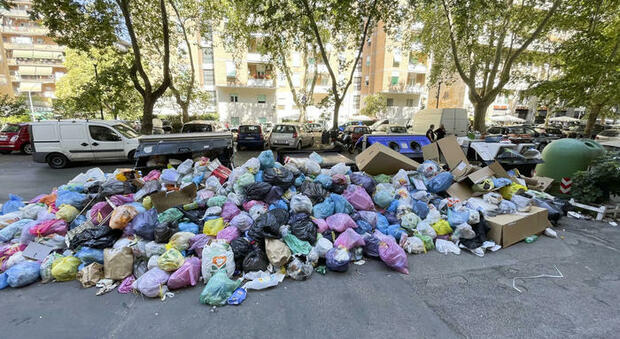 Roma, emergenza rifiuti: la discarica di Albano rischia di non riaprire lunedì