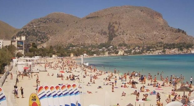 Palermo, sversano i liquami delle ville in mare: scempio alla spiaggia di Mondello, vietata la balneazione