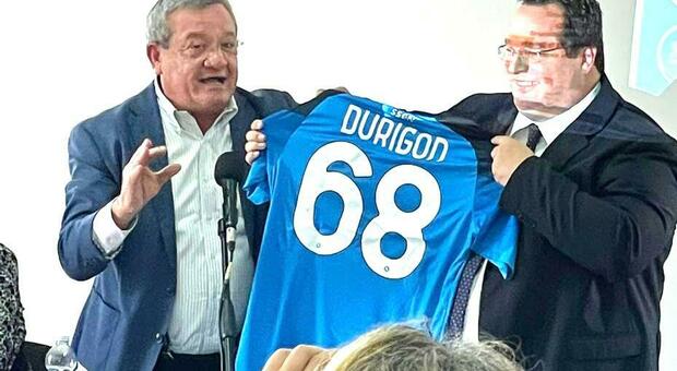 Ronghi regala a Durigon la maglia del Napoli numero 68