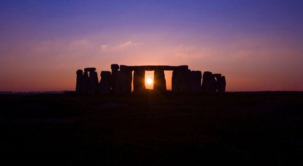 Solstizio d'inverno a Stonehenge: perché attira ogni anno migliaia di persone