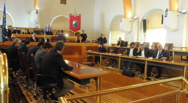 Consiglio Regione Abruzzo: 4.100 euro di rimborso al mese per cinque minuti di strada