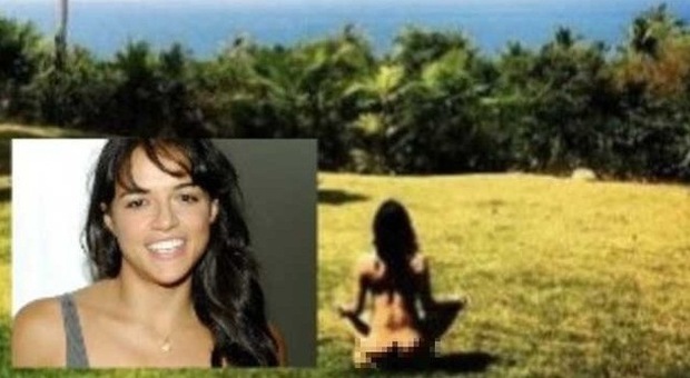 Michelle Rodriguez fa yoga nuda, la foto hot su Instagram