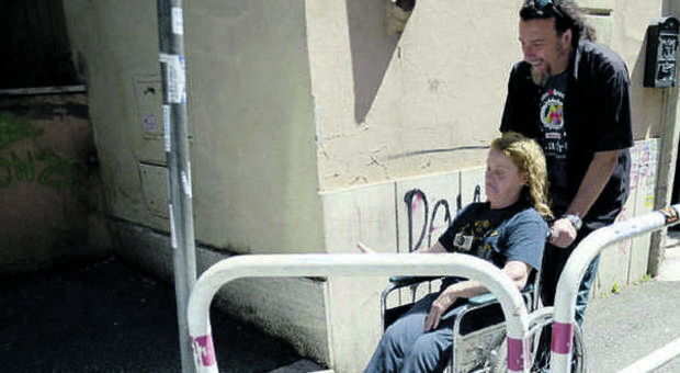 Auto in divieto di sosta, buche e barriere: Roma città non accessibile ai disabili