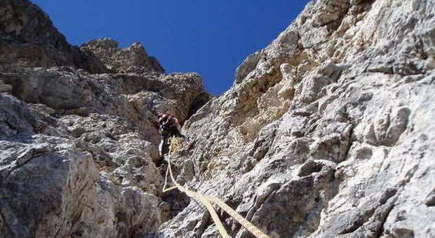 Dramma sulla Moiazza, alpinista in cordata precipita per 20 metri